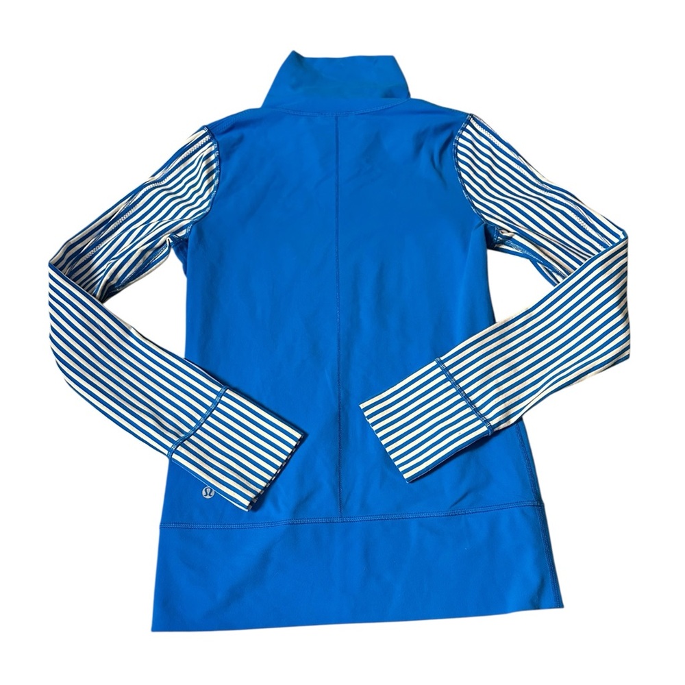 Lululemon Daily Yoga Jacket
Beaming Blue / Classic Stripe Polar, size 4 - Picture 14 of 15